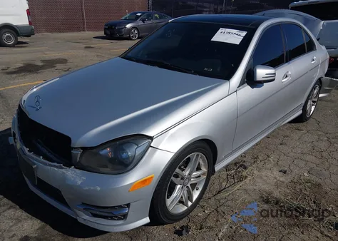 2014 Mercedes-Benz C 250 Sport z USA, uszkodzony, nr VIN WDDGF4HB7EA965388